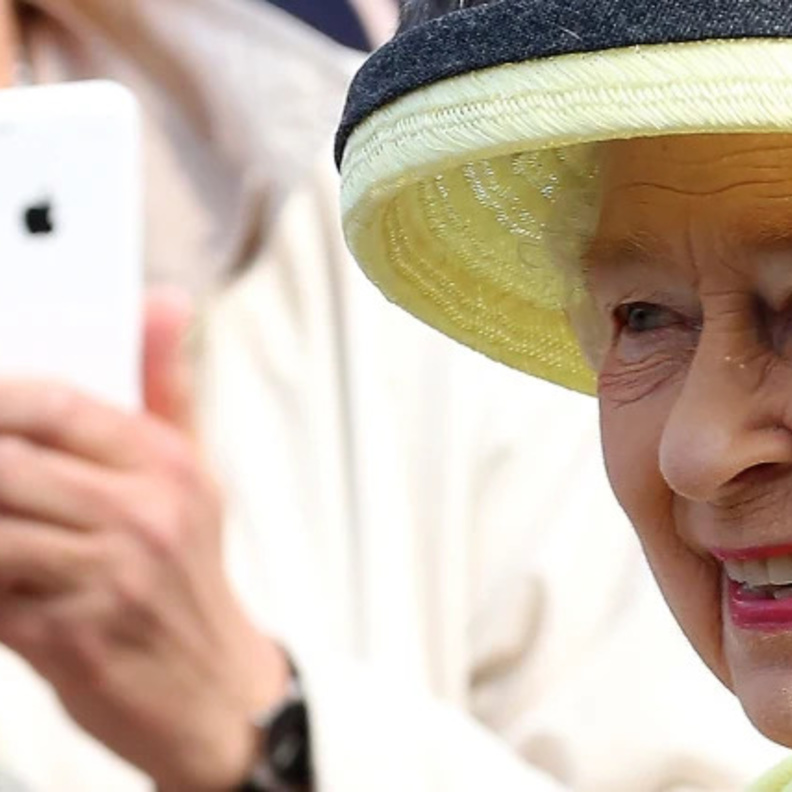 تعرفي على القاعدة الخاصة بالهواتف المحمولة التي فرضتها الملكة الراحلة على أحفادها