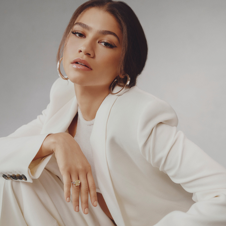 محاور المشاهير عدنان الكاتب يحاور النجمة الأمريكية الشابة Zendaya