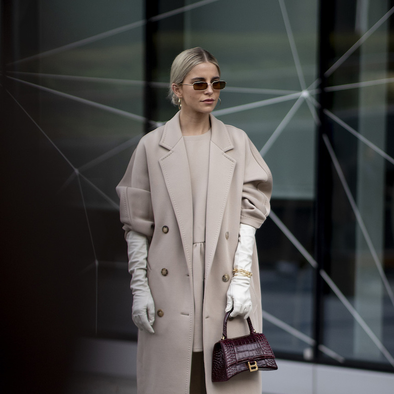 اختاري الجزمة البيضاء لاطلالات أكثر عصرية هذا الشتاء 