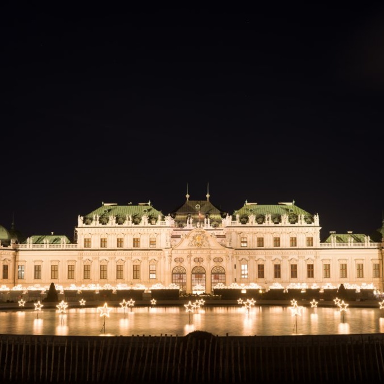 أضواء احتفالية تنير مبنى قصر بيلفيدير