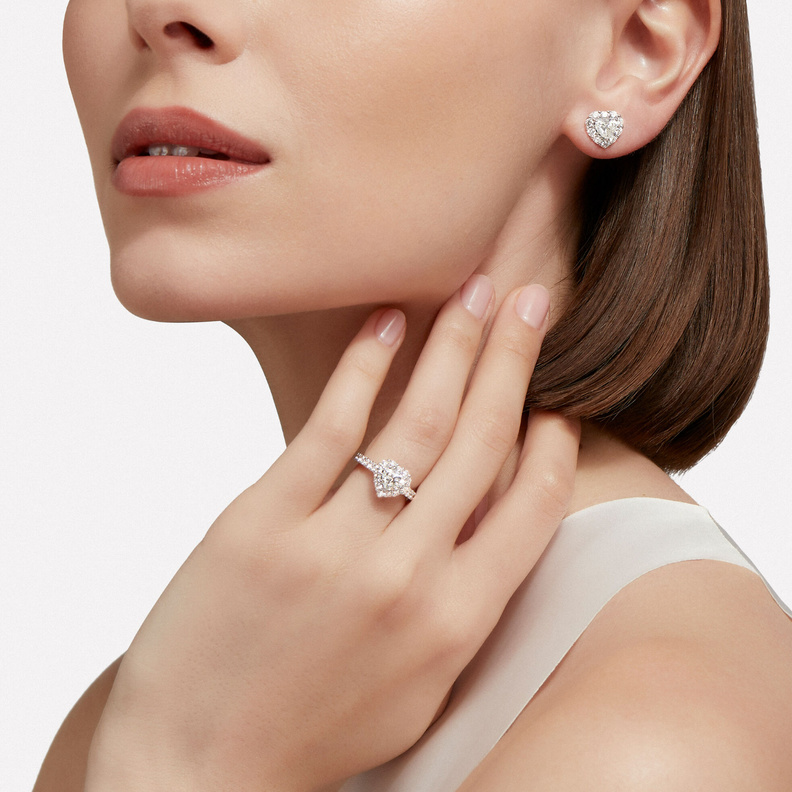 تصاميم مجوهرات من الألماس الأبيض لإطلالات مميّزة خلال متابعة مباريات كأس العالم 2022