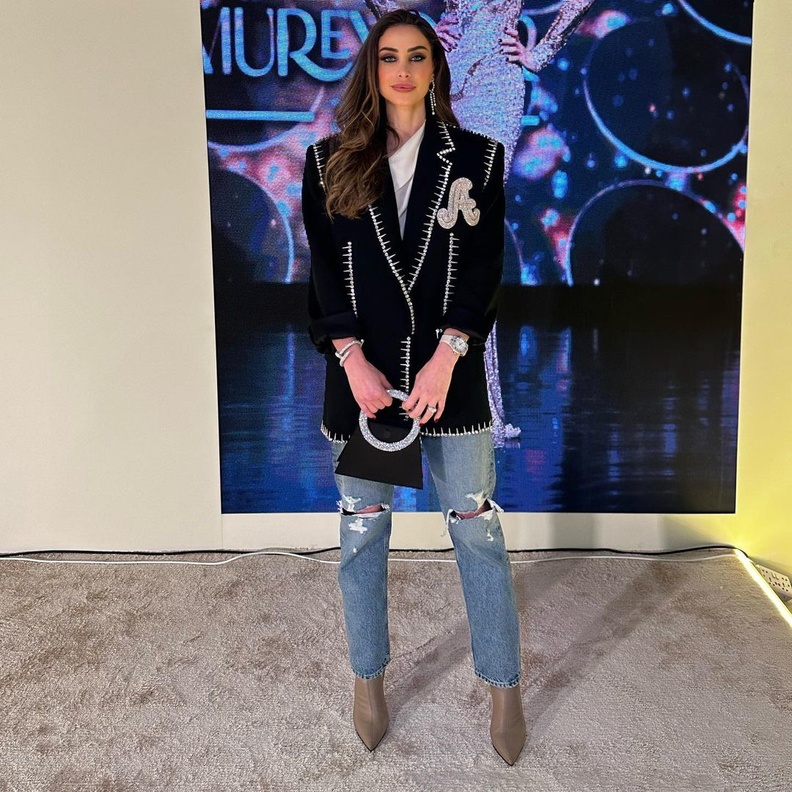 النجمات العربيات يحوّلن الجينز من قطعة كلاسيكية الى قطعة عصرية مميزة