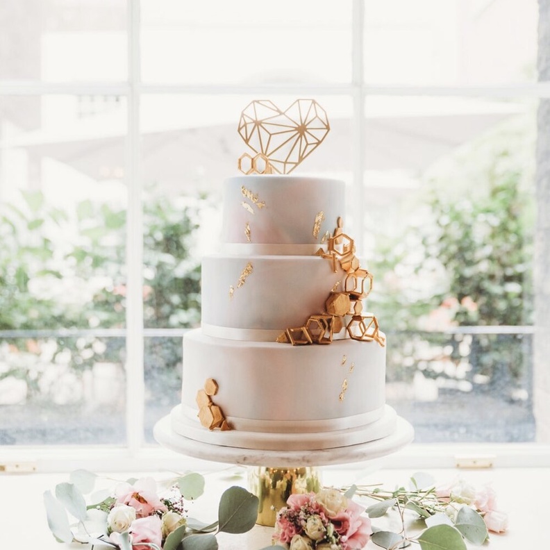 أهم ما يجب معرفته عن كعكات حفلات الزفاف