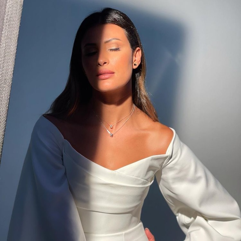 إختاري الأبيض إذا كانت بشرتك سمراء لتزيدي من سحر الإطلالة