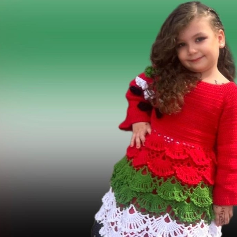 إطلالة أنيقة للطفلة ليليا عليمي بلون العلم الإماراتي في احتفالات اليوم الوطني الإماراتي الـ51 