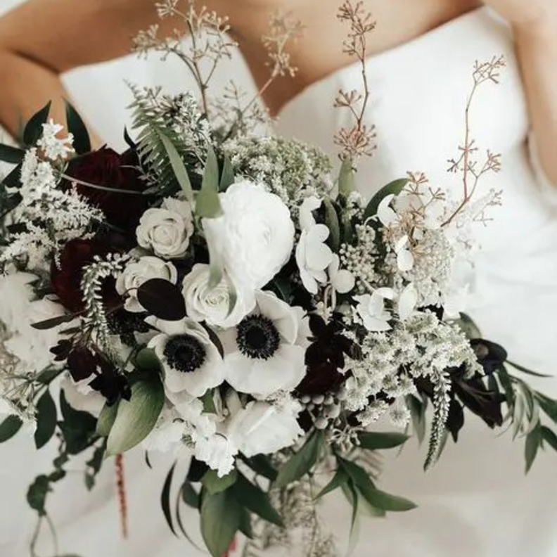 اختيار باقة زفاف جذابة وذات تصميم ملفت باستخدام الورود البيضاء والحوذان وزهور شقائق النعمان البيضاء