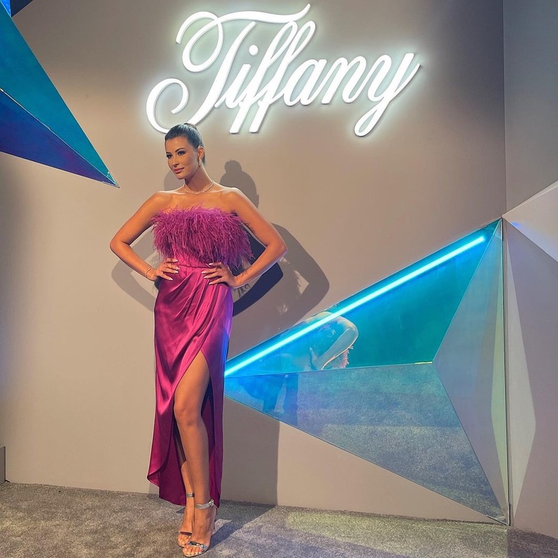 اطلالة أنثوية بفستان بنفسجي مزين بالريش من ريم سعيدي