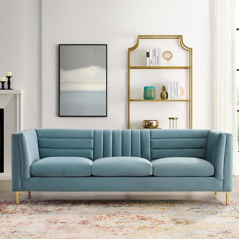 الأبيض الكريم مع تصاميم أثاث بألوان دافئة لغرفة معيشة مودرن