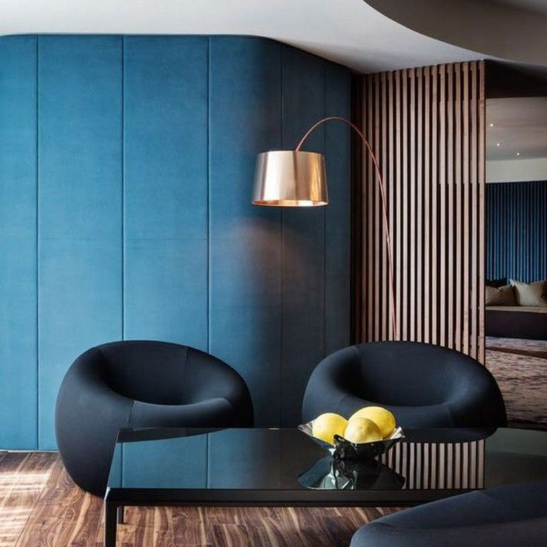 الأزرق مع الخشب في ديكور منزل عصري ودافئ