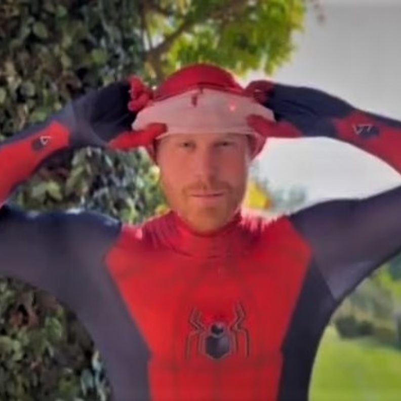 لماذا ظهر الأمير هاري متنكرا في زي الرجل العنكبوت "سبايدرمان"؟