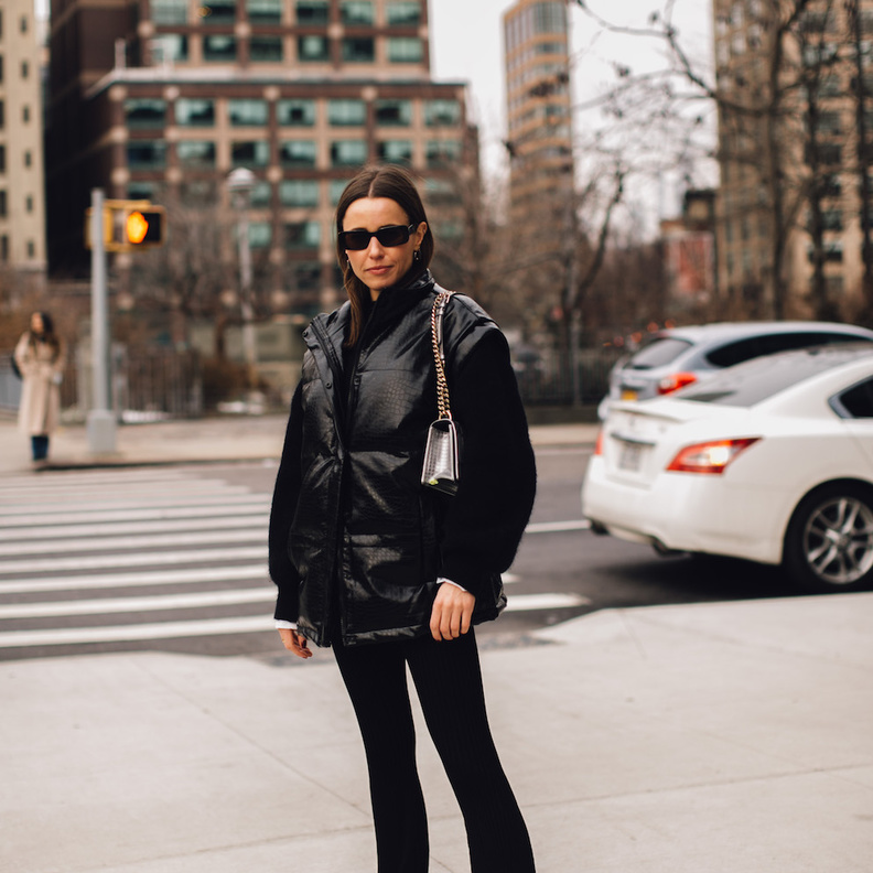 نعم تنسيق الأحذية الرياضية ممكناً مع الاطلالات الشتوية 