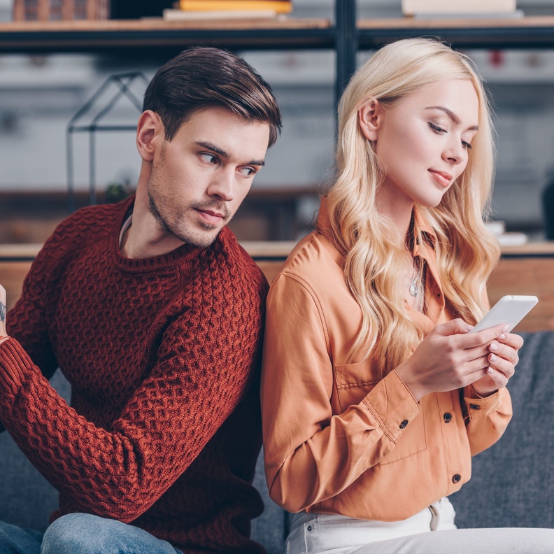 الرجل عندما يغار .. ماذا تحب وماذا تكره المرأة في غيرته؟