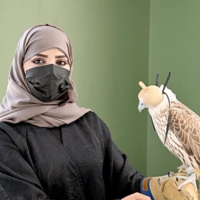 "منى الخريص" أول صقارة سعودية تشارك في مسابقة المزاين بمهرجان الصقور