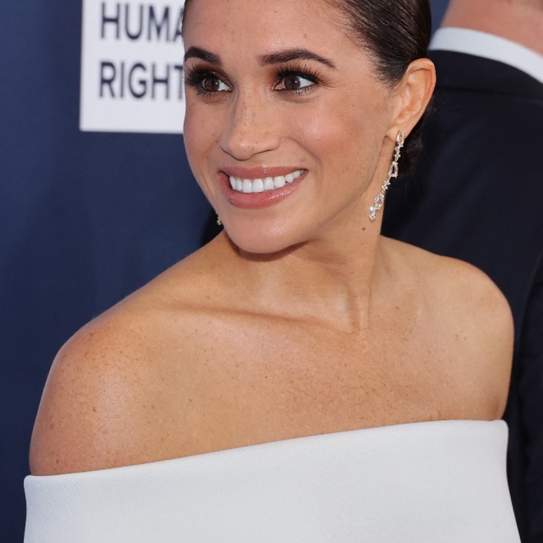 بخاتم بقيمة 85 ألف جنيه إسترليني.. ميغان ماركل ترسل تحية للأميرة ديانا؟