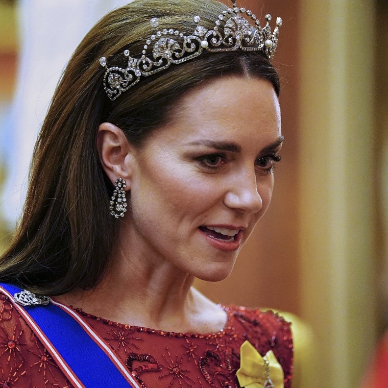 تزينت به كيت ميدلتون وأعيد صياغته مرتين.. ما قصة تاج زهرة اللوتس Lotus Flower Tiara؟