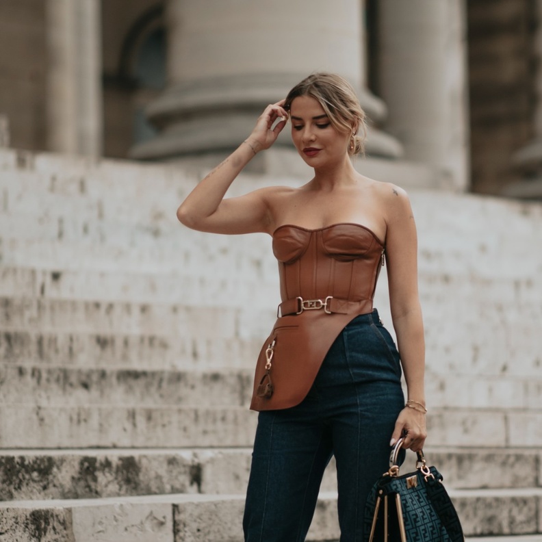 الكورسيه قطعة أزياء تليق ببرج الحمل