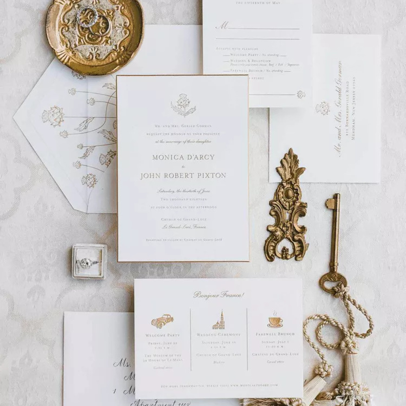 بطاقات الدعوة لحفلات الزفاف باللونين الذهبي والأبيض