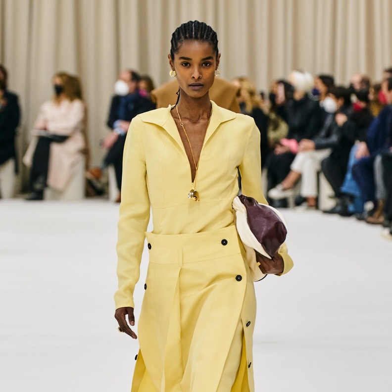 7 عروض سطع فيها اللون الأصفر لخريف وشتاء 2022