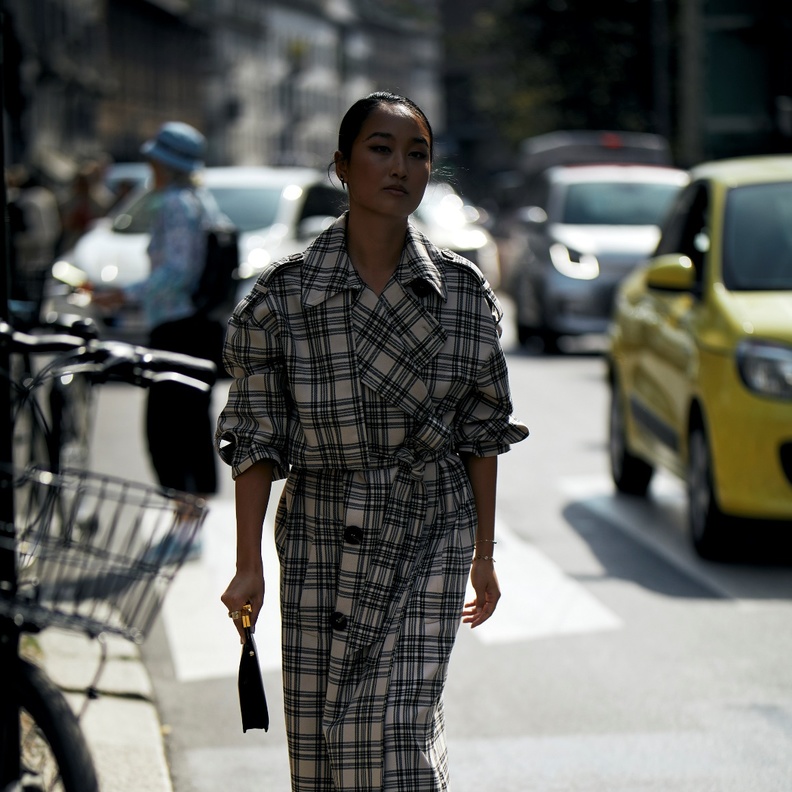 تصاميم ترانش غير تقليدية... قطعة must have لشتاء 2023