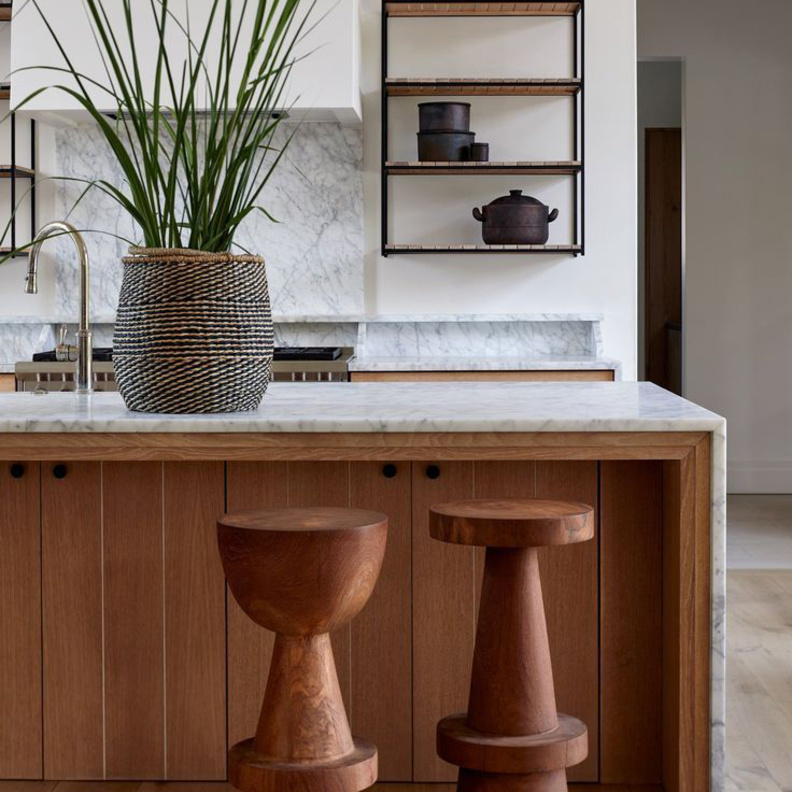 تصاميم رائعة لكراسي عالية من الخشب الدافئ لجزيرة مطبخ خشبية