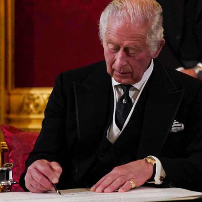 تعرف على الاكسسوار الذي يحرص تشارلز الثالث على ارتدائه طوال الوقت