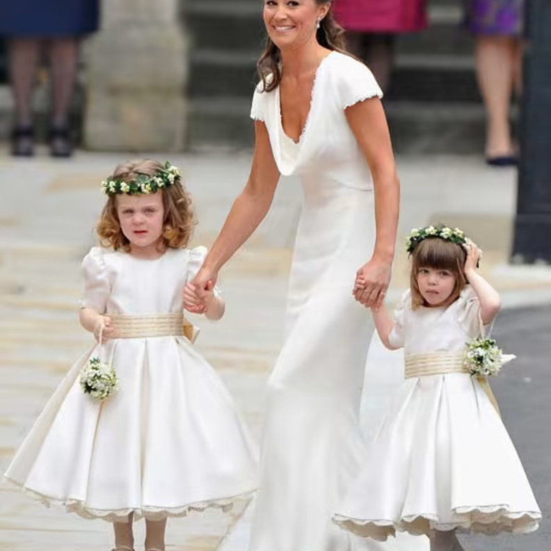 لماذا ترتدي وصيفات الشرف الملكيات اللون الأبيض في حفلات الزفاف الملكية؟