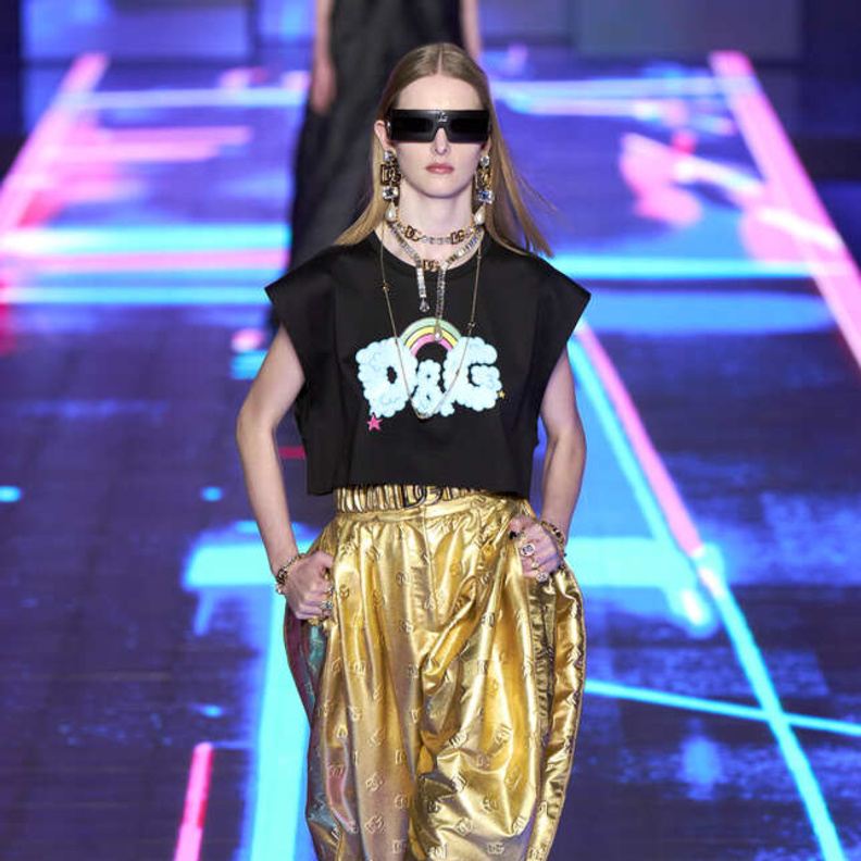 اللون الذهبي خيارك للوك خريفي ساحر وجريء