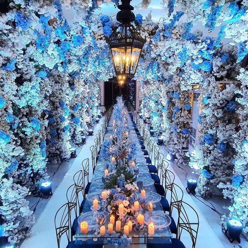 ثيم زفاف باللون الأزرق الملكي لشتاء 2022 من تنفيذ Mohamad Safadieh 