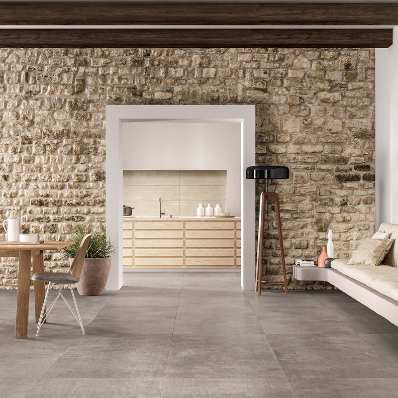 جدار حجري رائع مع حوامل سقف من الخشب في ديكور منزل عصري