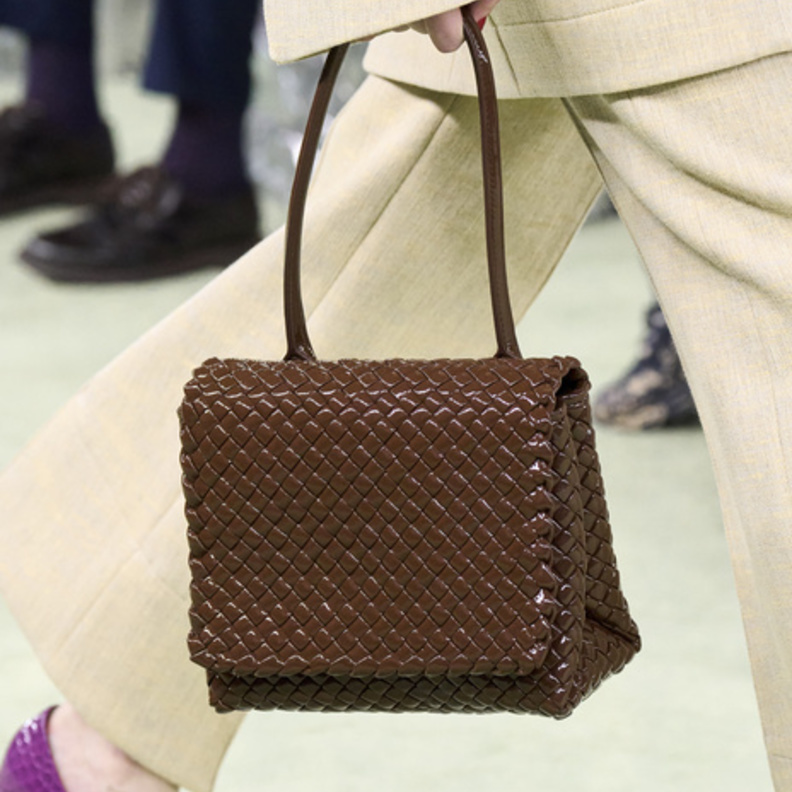 الحقائب البنية صيحة خريفية للوك دافىء وعصري لافت