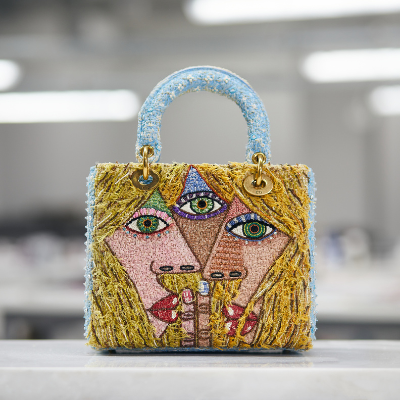 ليدي ديور تطلق مجموعتها السابعة في عالم الحقائب بالتعاون مع 11 مصمم