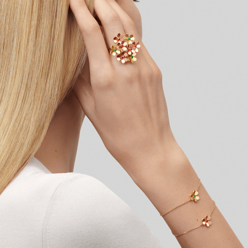 خاتم Frivole المرصع بالروبي والزمرد من فان كليف أند آربلز Van Cleef and Arpels