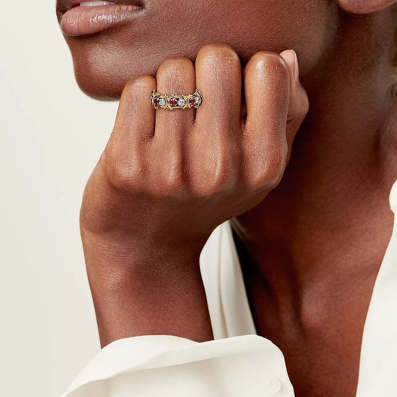 خاتم Sixteen Stone المرصع بالروبي والألماس من تيفاني Tiffany