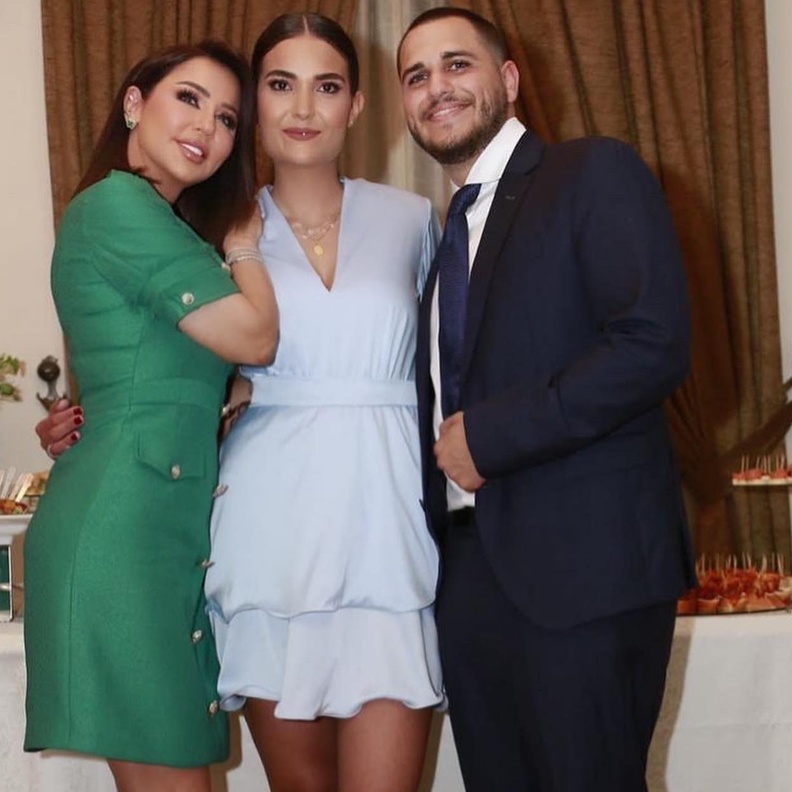 رابعة الزيات مع ابنها وخطيبته