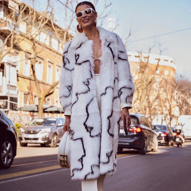 اختاري الأبيض هذا الشتاء... إليك 5 أفكار لتتألقي بهذا اللون