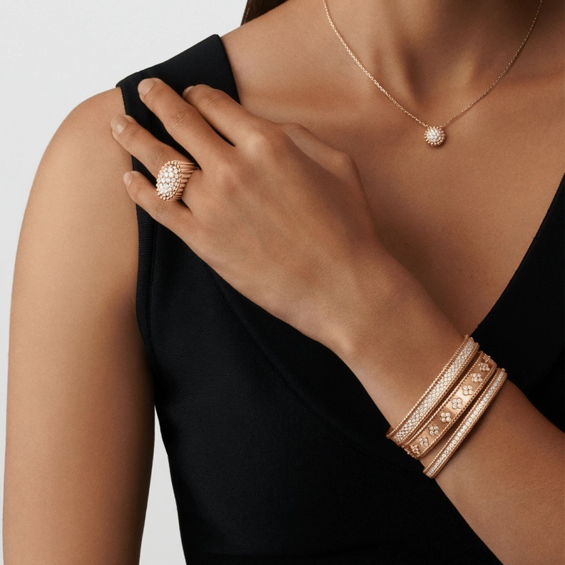 سوار من الذهب الوردي من مجموعة Perlée لفان كليف أند آربلز Van Cleef and Arpels