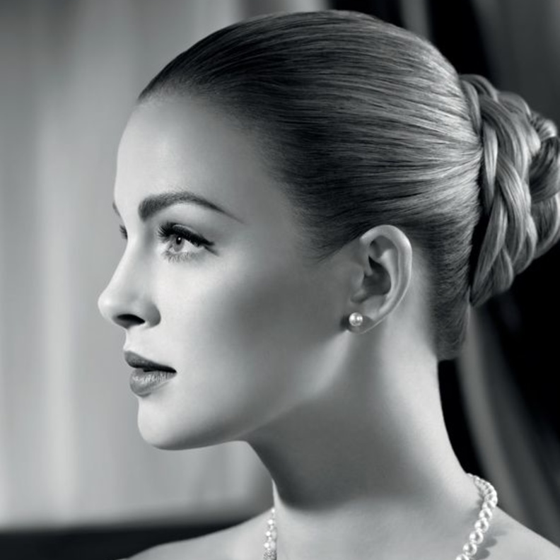 طقم الريش واللؤلؤ من ميكيموتو صمم لحفلة الملكة تشارلوت عام 2011