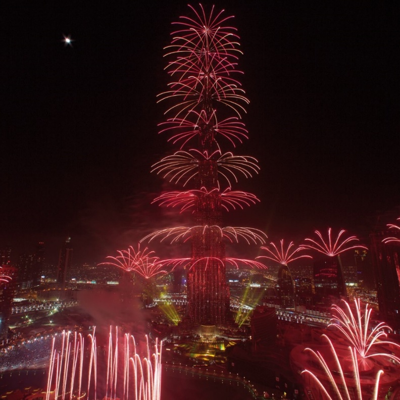 عرض مذهل للألعاب النارية في محيط برج خليفة