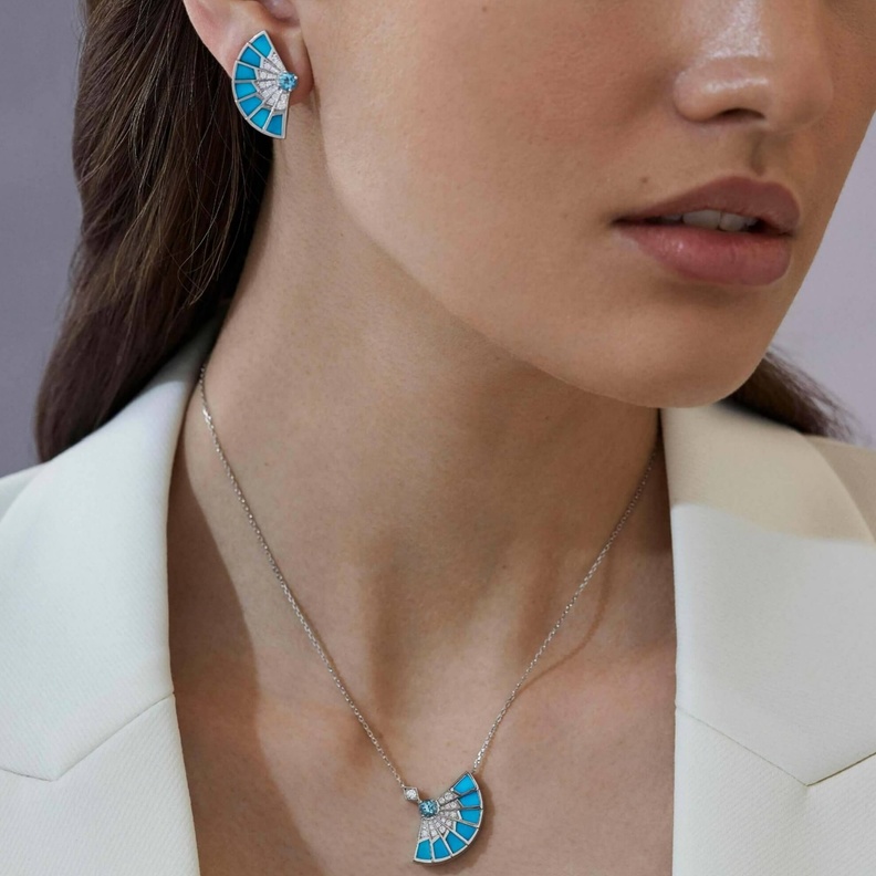 عقد من مجموعة Fanfare لغرارد Garrard وهو مرصع بالفيروز والأكوامارين والألماس