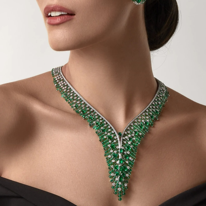 عقد Alaxoa من كارتييه cartier وهو مرصع بالألماس والزمرد