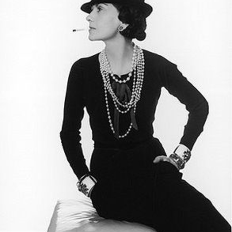 غابرييل شانيل تضع شلالات اللؤلؤ التي صارت توقيعًا لإطلالتها.