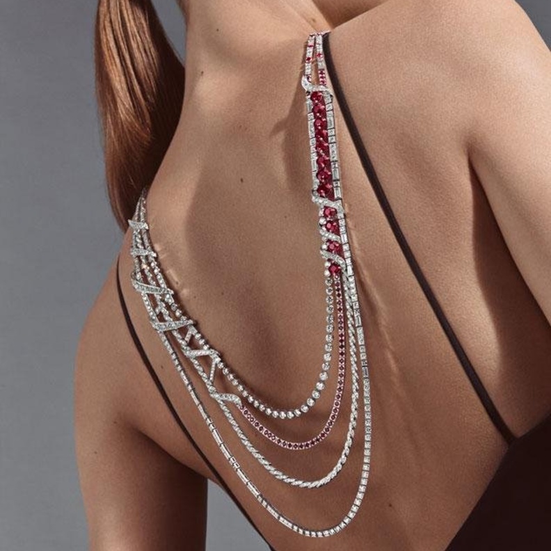 فخامة مجوهرات الياقوت الأحمر لسهرات ديسمبر