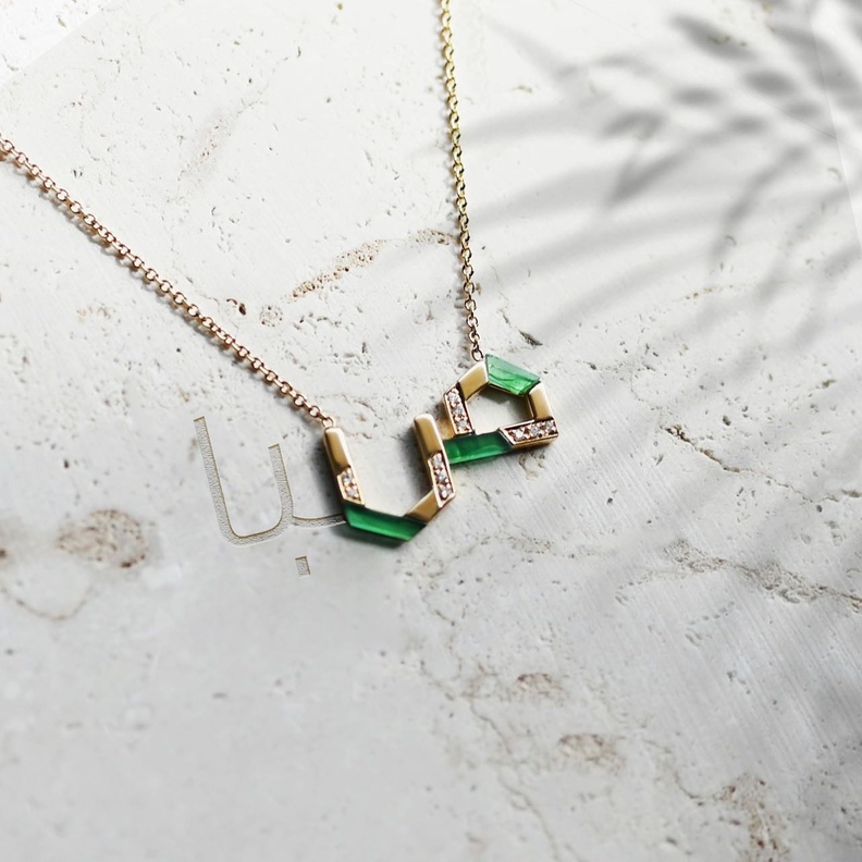 في اليوم العالمي للغة العربية تألقي بقطع مجوهرات باهرة بالخط العربي