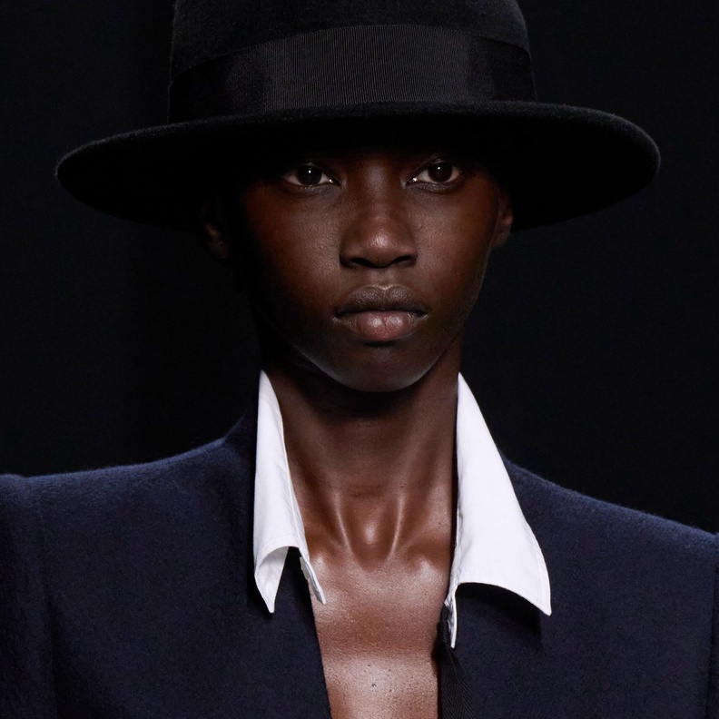 7 دور كلّلت إطلالاتها بقبعات رائعة في عروض خريف وشتاء 2022