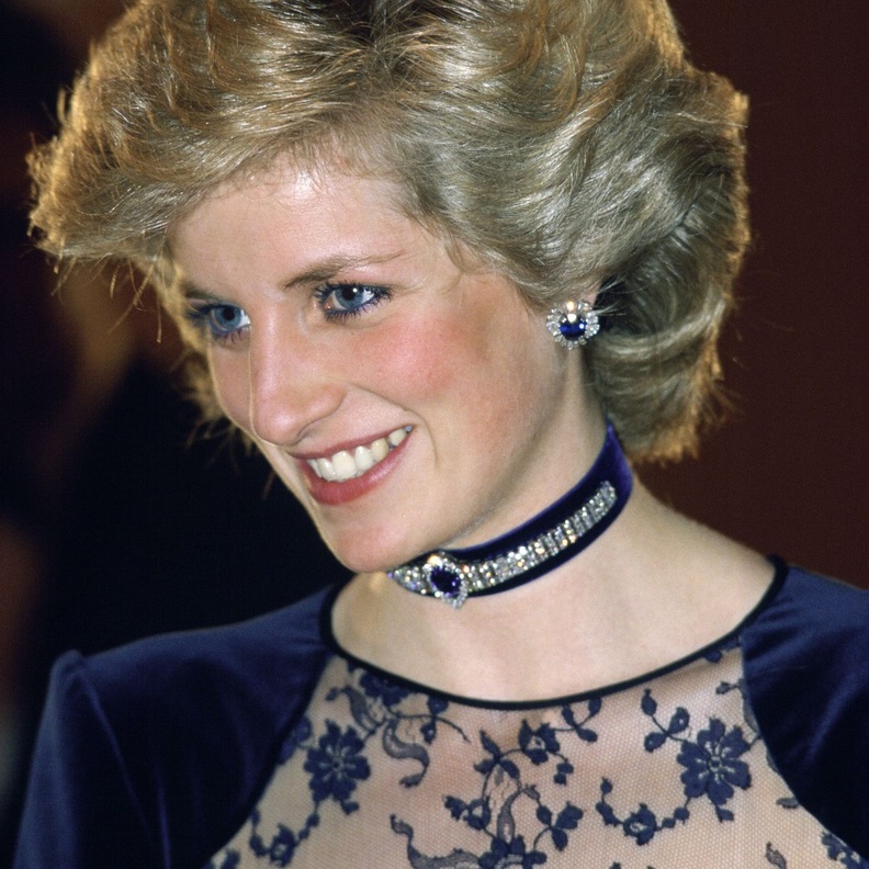 مناسبات ظهرت فيها سيدات العائلة المالكة بالياقوت الأزرق