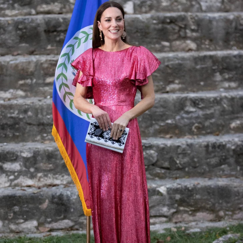 كيت ميدلتون ظهرت بفستان وردي جذاب بلون حلوى الفادج من ماركة The Vampires Wife