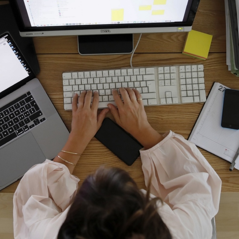 كيف تستطيع المرأة التطوير من ذاتها لبناء عقلية ناجحة؟