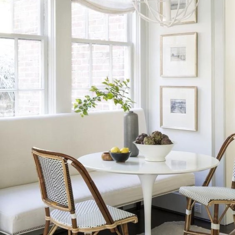 لركن الإفطار، اختاري الكراسي الكلاسيكية المصنوعة من القصب