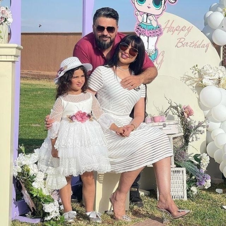 محمد الترك مع دنيا بطمة وابنتهما قبل الطلاق