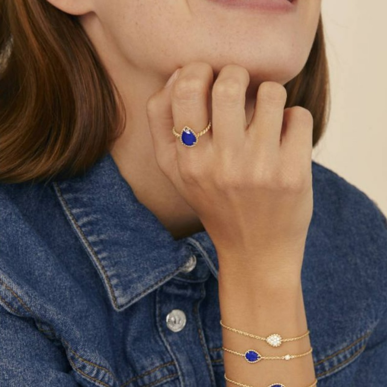 من مجموعة Serpent Bohème المرصعة باللازورد من بوشرون Boucheron